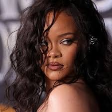 🎤 Rihanna: The Rise of a Global Icon 🌟 - 📻 Listen to Online Radio Stations Worldwide - RadioWaveOnline.com